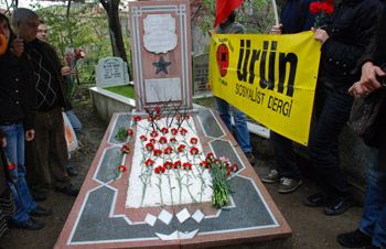 Rahat uyuyun yoldaşlar Adınız ve andınız yaşıyor!